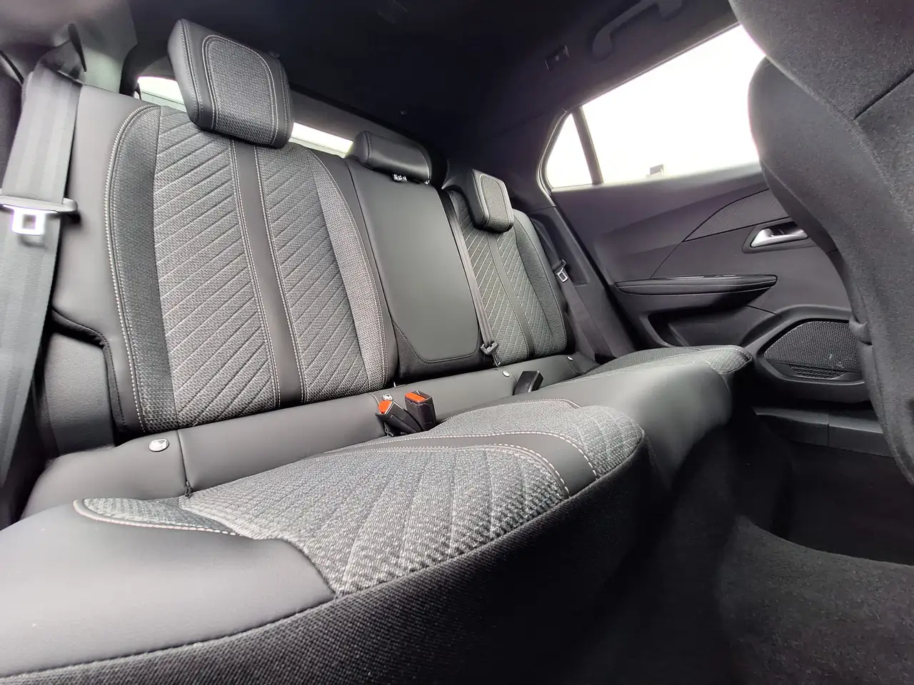 Peugeot 2008 NIEUW! / BTW-wagen / 1e Eigenaar / 12 mnd Waarborg 15