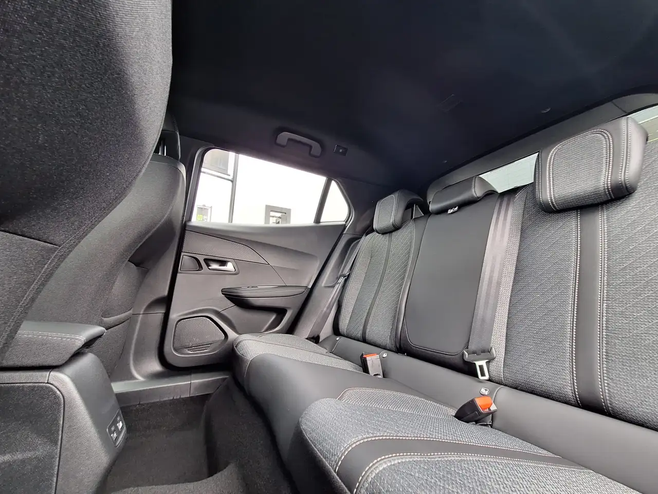 Peugeot 2008 NIEUW! / BTW-wagen / 1e Eigenaar / 12 mnd Waarborg 18
