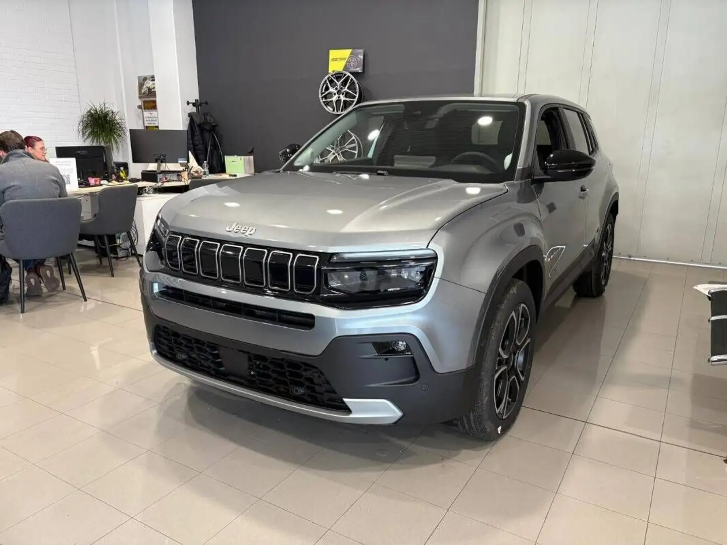 Jeep Avenger E-hybr.mhev Summit fwd 110cv edct6 Gris - 1