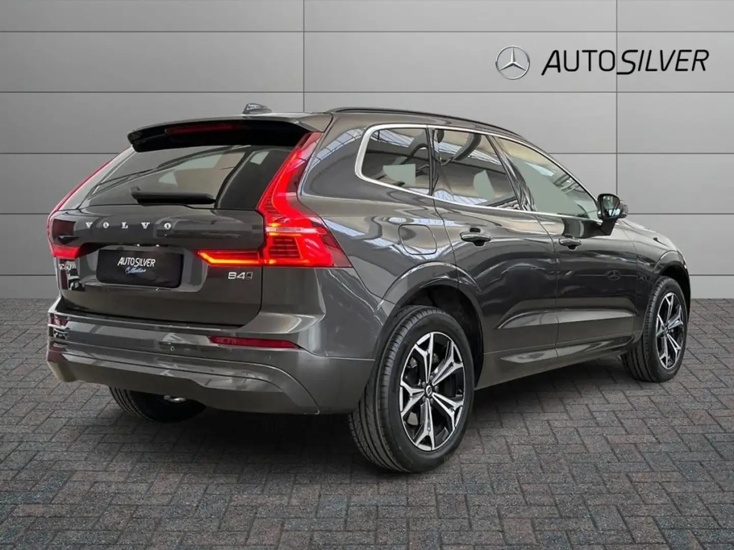 Volvo XC60 B4 (d) AWD Geartronic Momentum Gris - 2