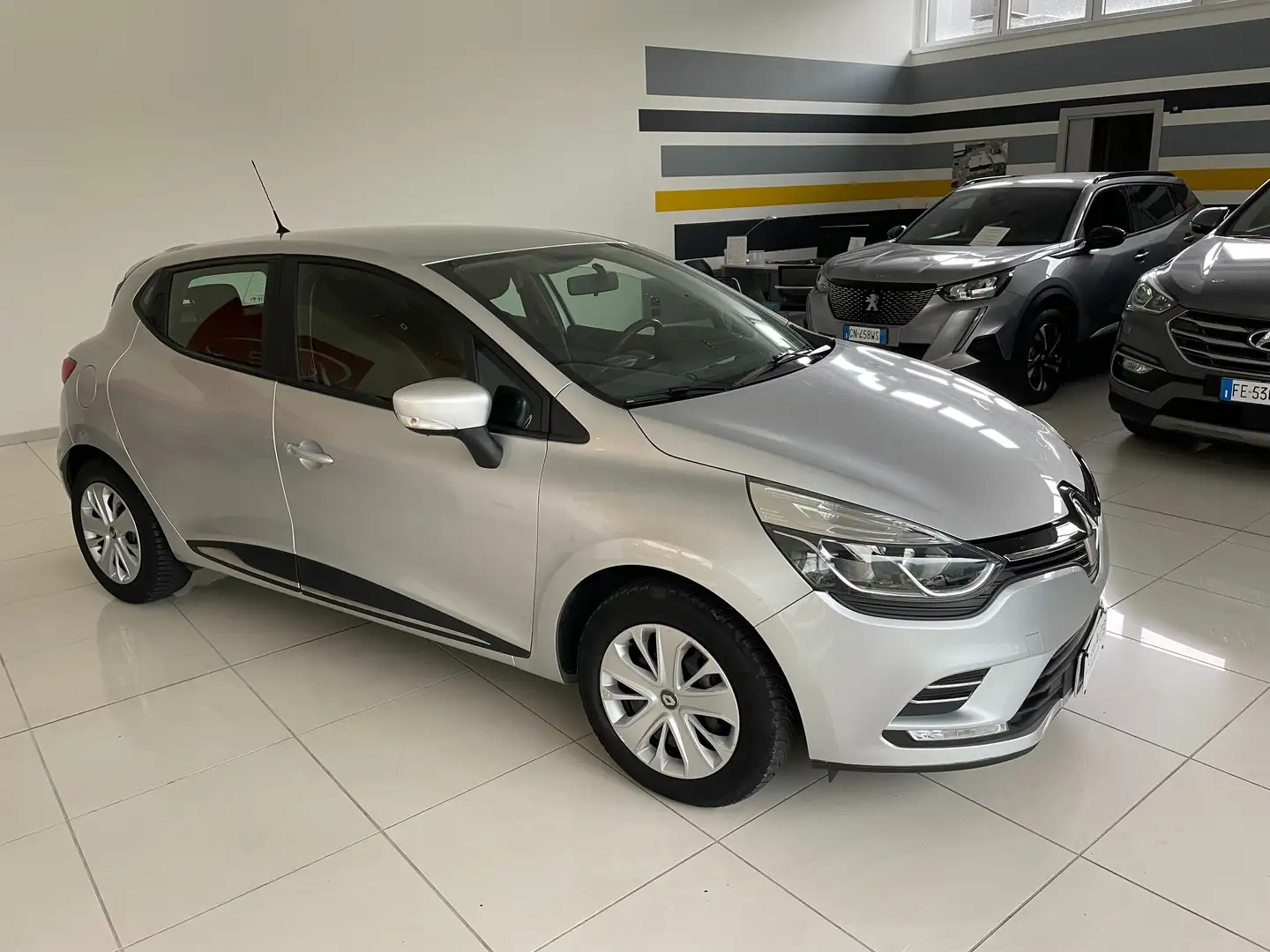 Renault Clio Clio 0.9 tce energy Life Gpl 90cv my18 Zilver - 1