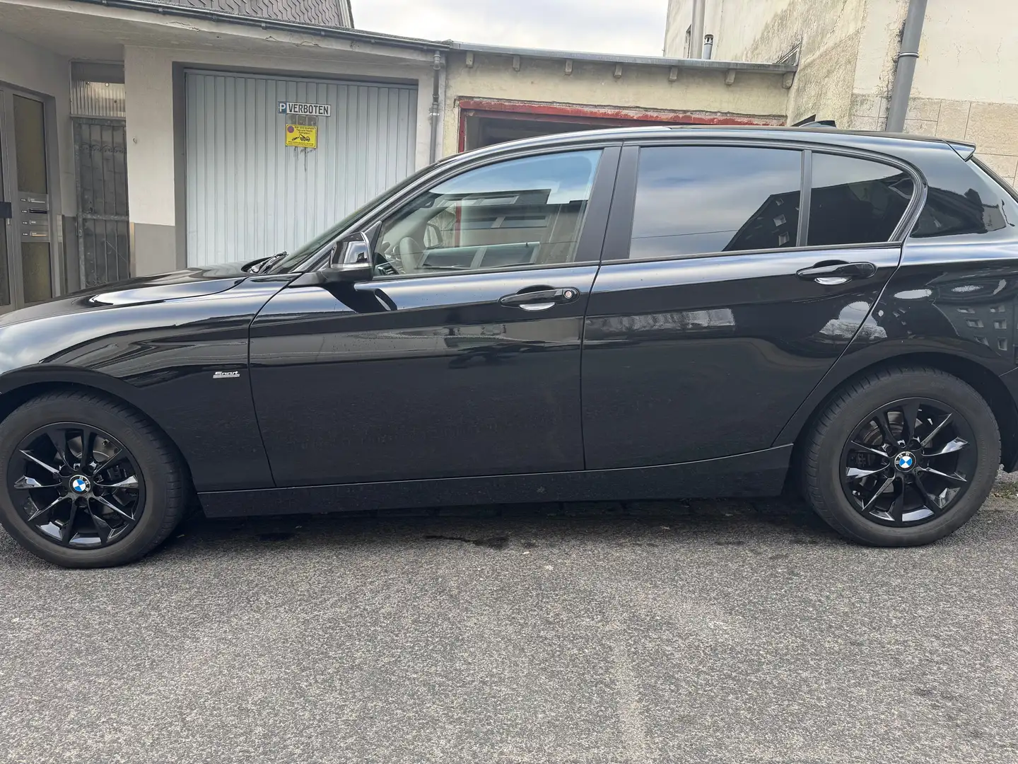 BMW 116 1er Diesel (5-Türer) 116d Sport Line Schwarz - 1