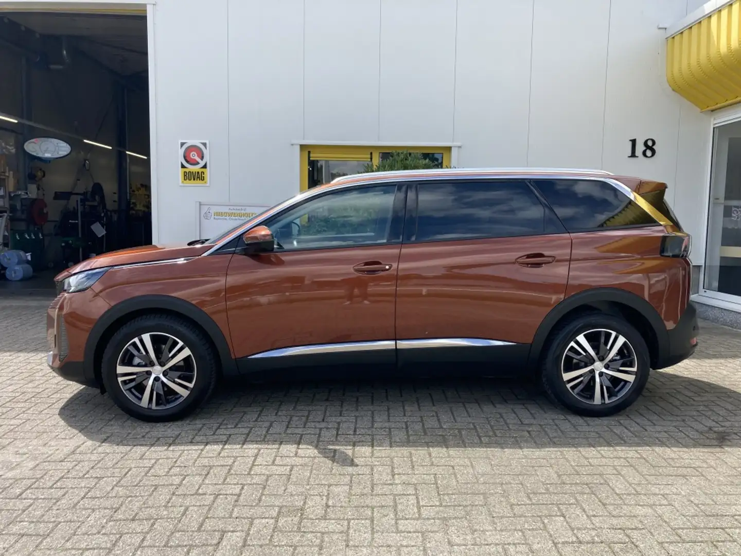 Peugeot 5008 1.2 PT Allure 7 Persoons Automaat Stoelverwarming Bruin - 2