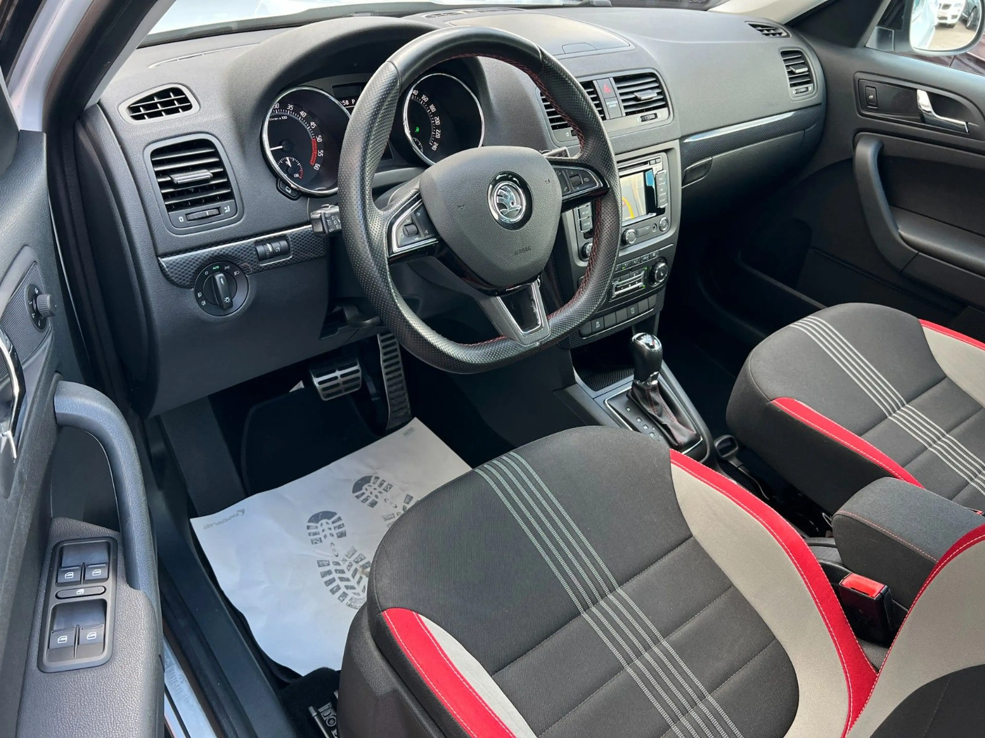 Skoda Yeti 2.0 TDI DSG Monte Carlo 4x4 *STNDHZ*NAVI* — photo 9