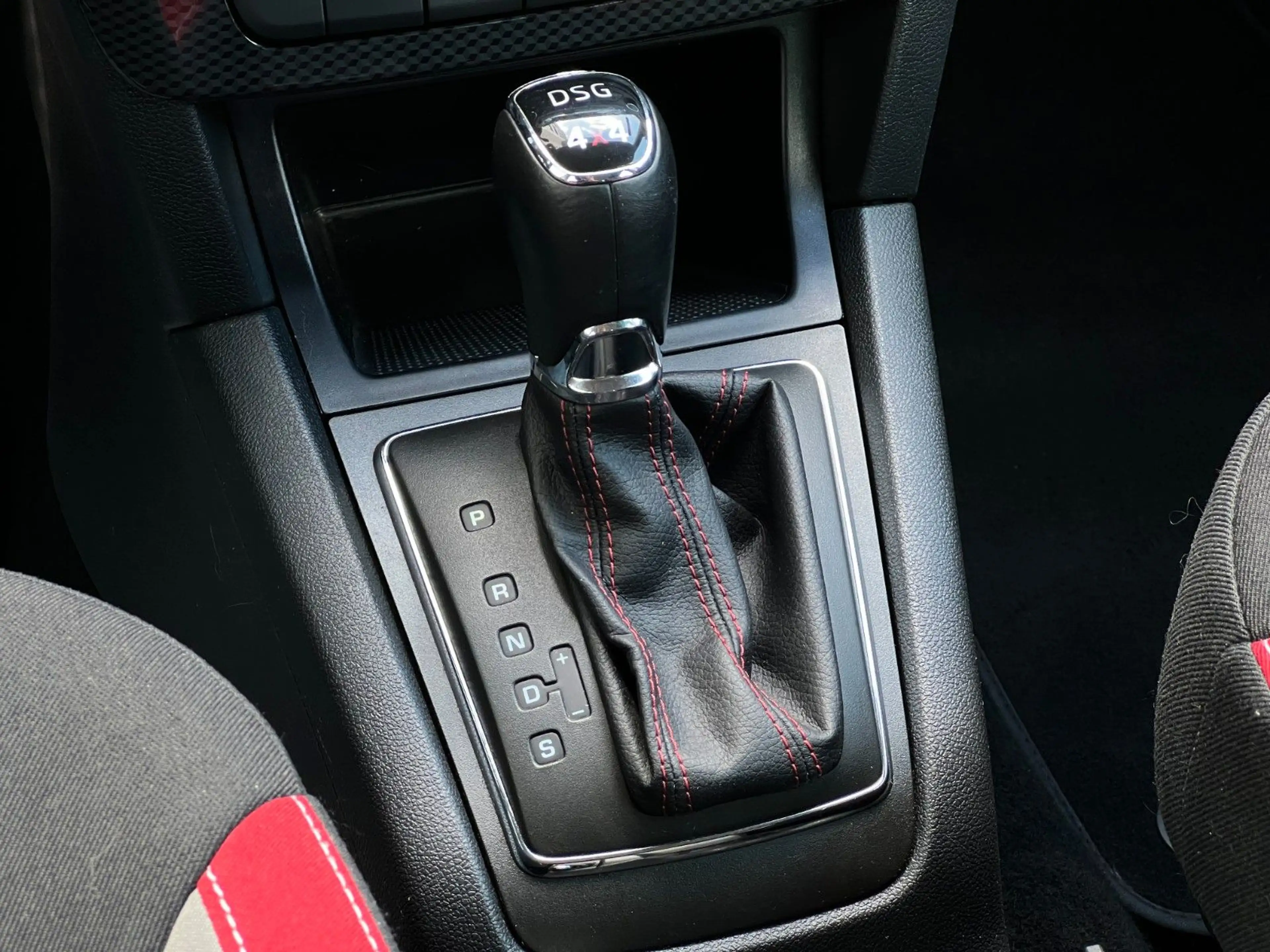 Skoda Yeti 2.0 TDI DSG Monte Carlo 4x4 *STNDHZ*NAVI* — photo 13