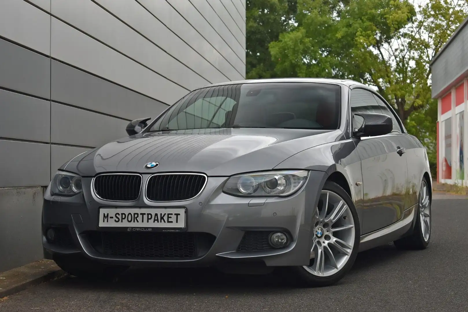BMW 320 i Cabrio*M-Paket! Schalter! Navi! Traumhaft* Gris - 2