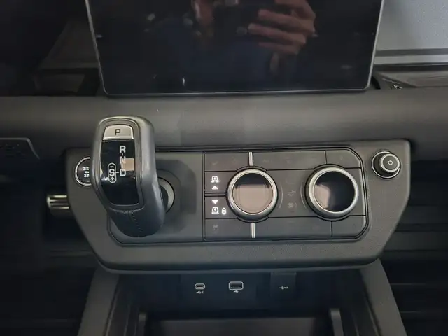 Land Rover Defender view 11