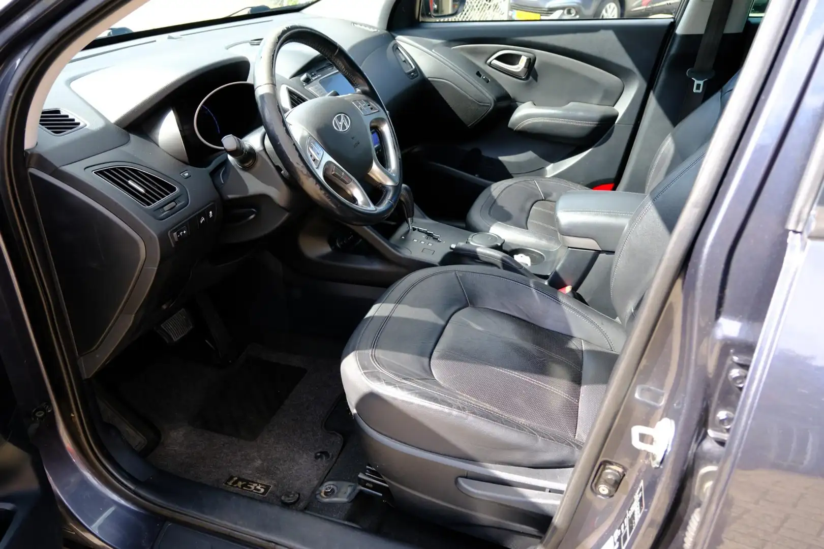 Hyundai iX35 2.0i i-Catcher Aut. Leder|Pano|Trekhaak|Navi Grijs - 2