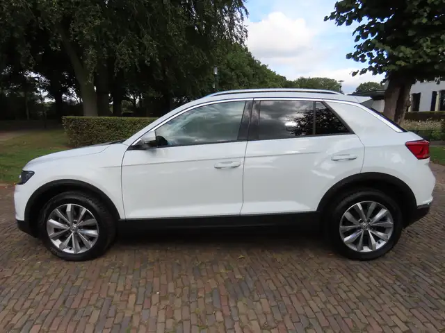 Volkswagen T-Roc view 2