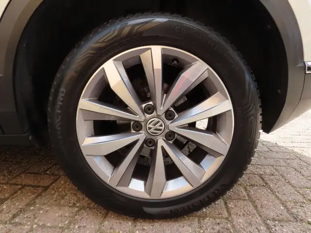 Volkswagen T-Roc view 23