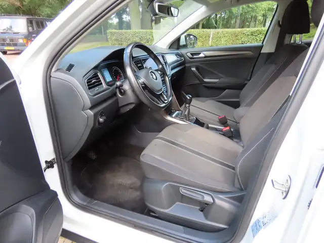Volkswagen T-Roc view 8