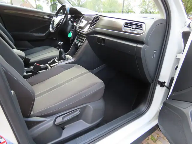 Volkswagen T-Roc view 9