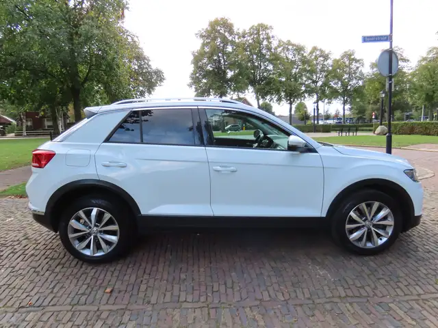 Volkswagen T-Roc view 3