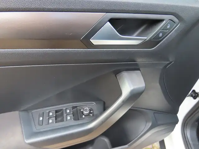 Volkswagen T-Roc view 24