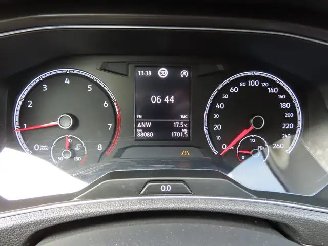 Volkswagen T-Roc view 11