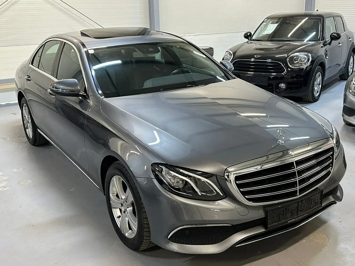 Mercedes-Benz E 220 E 220 d 4MATIC Exclusive Aut. Exclusive Silber - 2