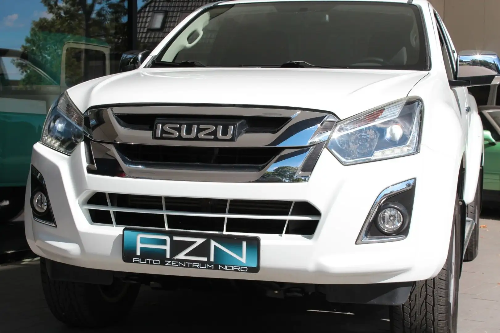 Isuzu D-Max Space Cab LS 4WD Custom Weiß - 2
