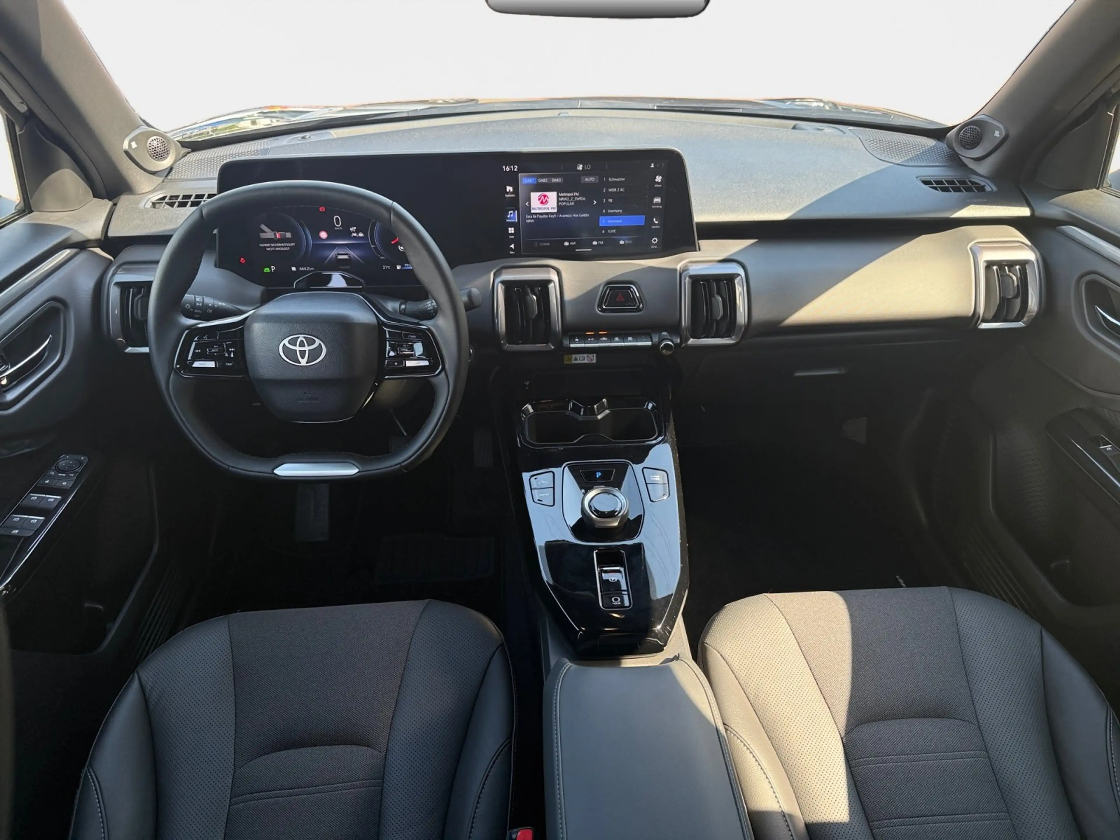 Toyota Urban Cruiser BEV 4x2 Lounge 128 kW 360 ACC AUT — photo 11