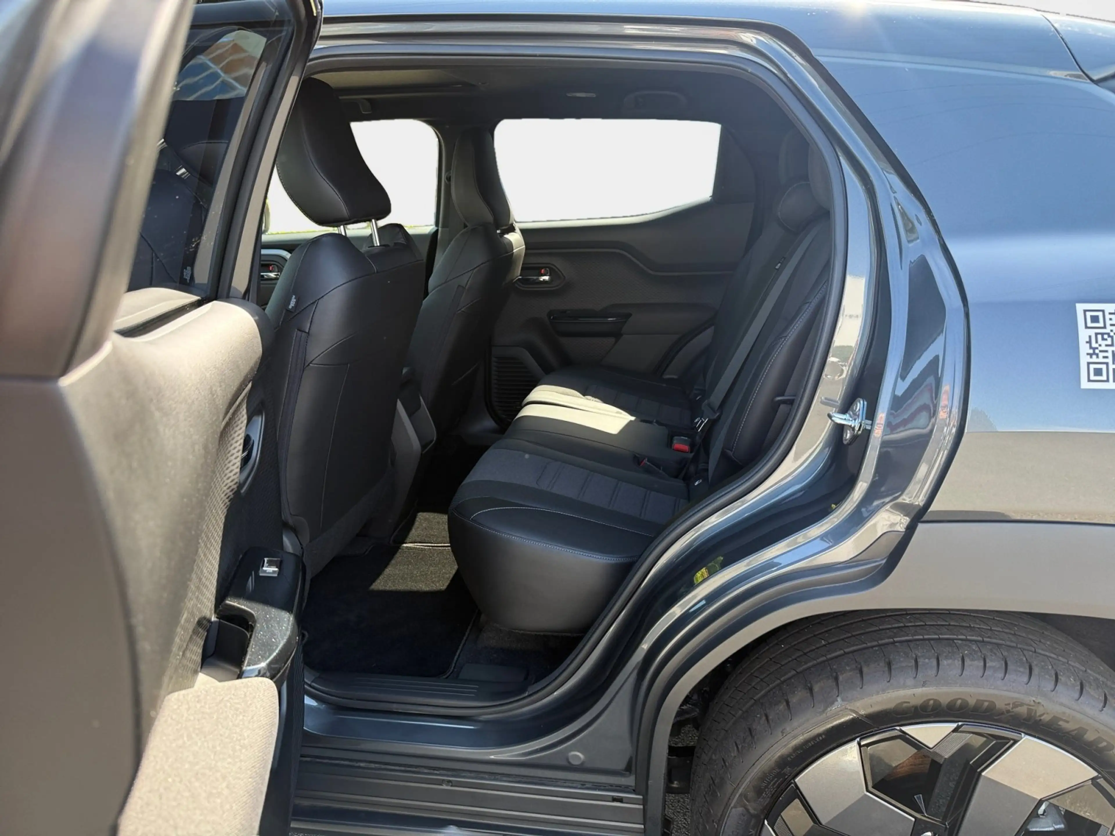 Toyota Urban Cruiser BEV 4x2 Lounge 128 kW 360 ACC AUT — photo 10