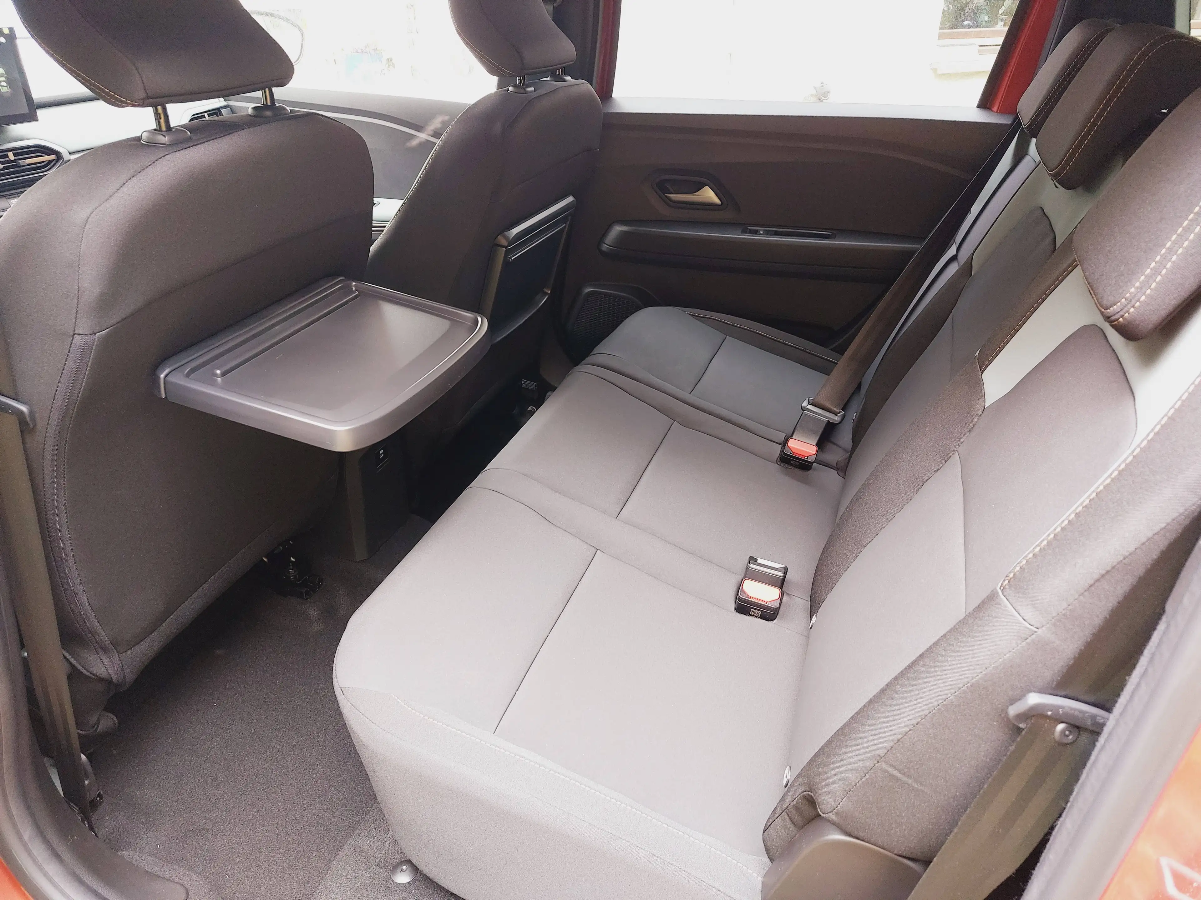 Dacia Jogger 5 TCe 120 ECO-G Extreme Sitzhzg. Multiview Weiss verschiedene Farben LT: 3-5Wo. — photo 2