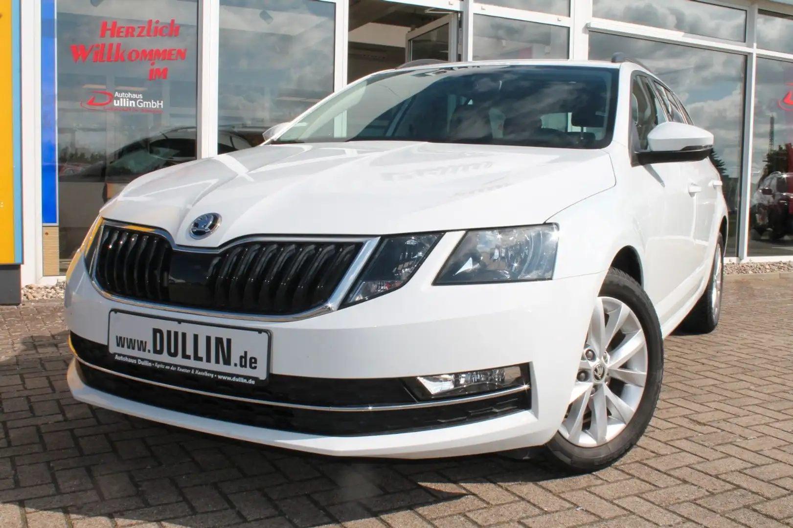 Skoda Octavia Combi 1,0 TSI Style Ganzjahresreifen Weiß - 1