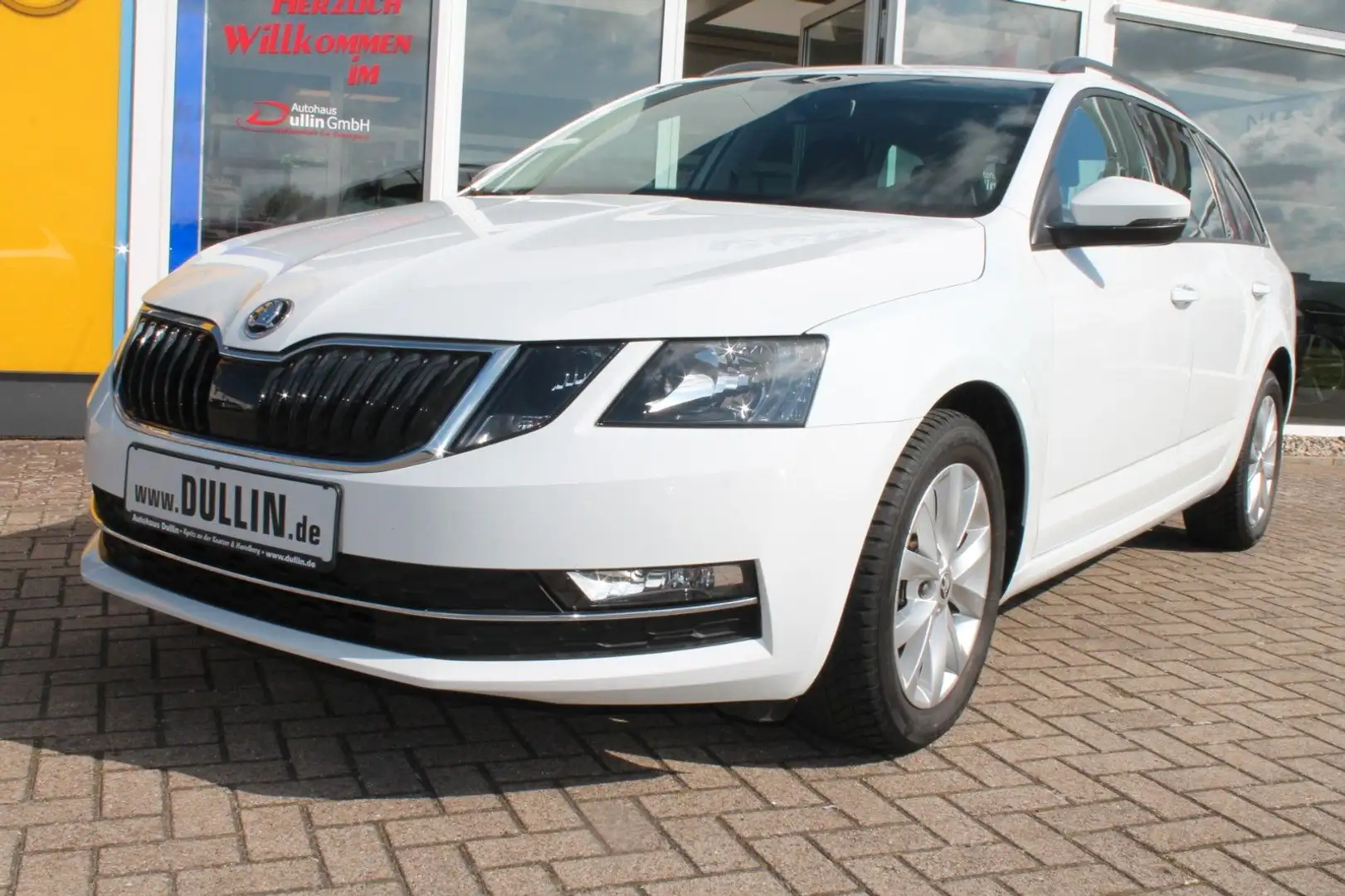 Skoda Octavia Combi 1,0 TSI Style Ganzjahresreifen Weiß - 2