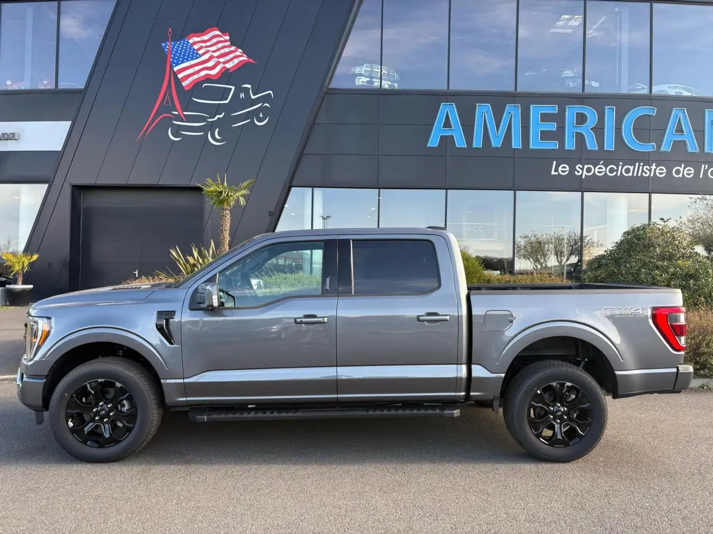 Ford F 150 Supercrew LARIAT Black Package V8 5.0L FLEXFUEL Grijs - 2