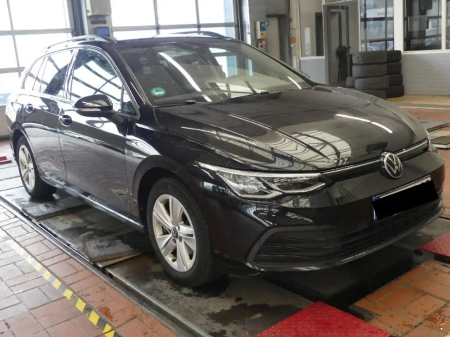 Volkswagen Golf VIII Variant Life 1.5 TSI BUSINESS PREMIUM Schwarz - 2
