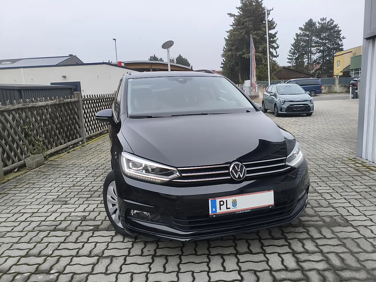 Volkswagen Touran 1,5 TSI ACT Friends Schwarz - 1