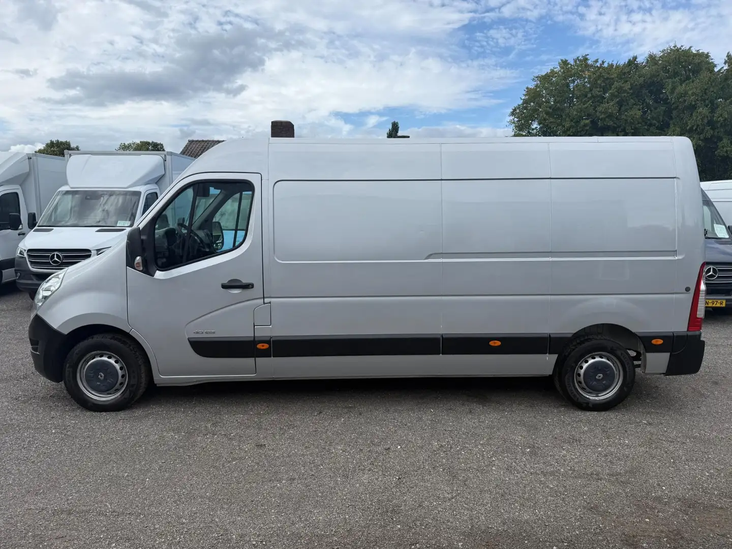 Renault Master T35 2.3 dCi 125PK L3H2 Airco Navigatie Cruise Gris - 2