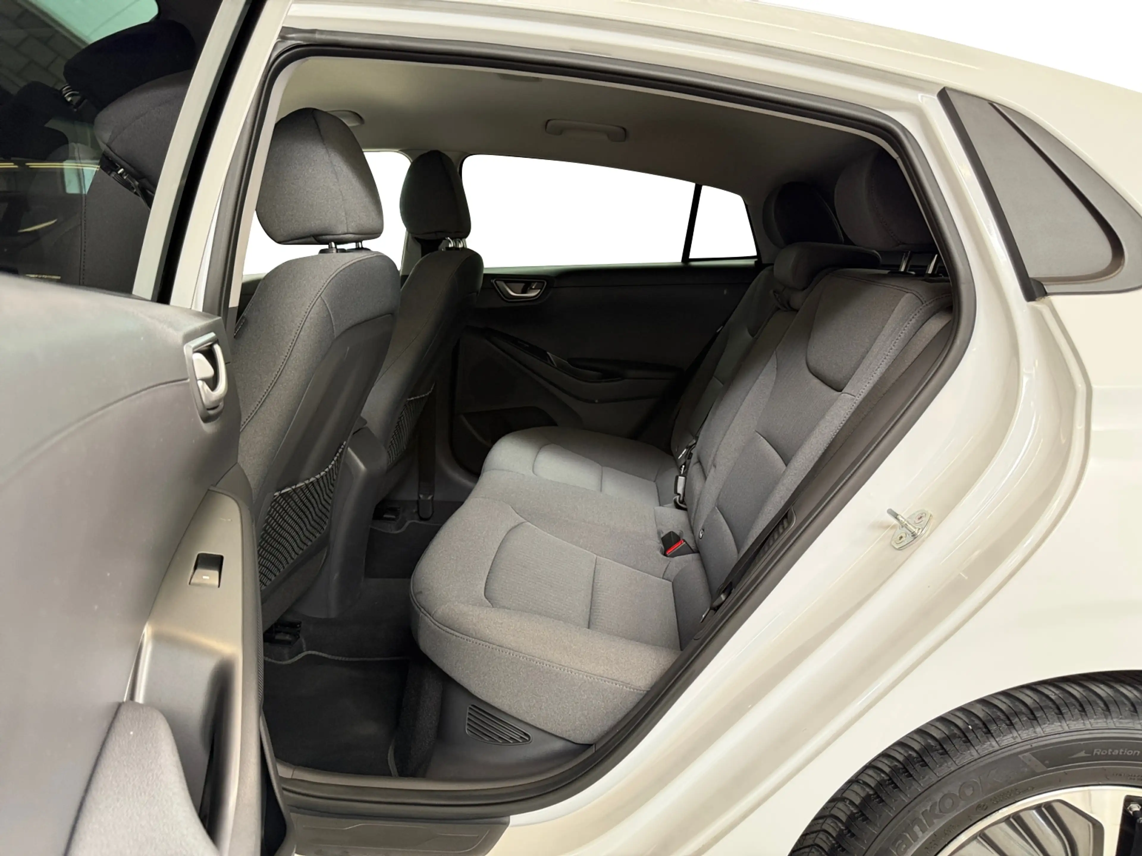 Hyundai IONIQ 1.6 GDi PHEV Comfort I CarPlay I Adaptive I Camera — photo 13
