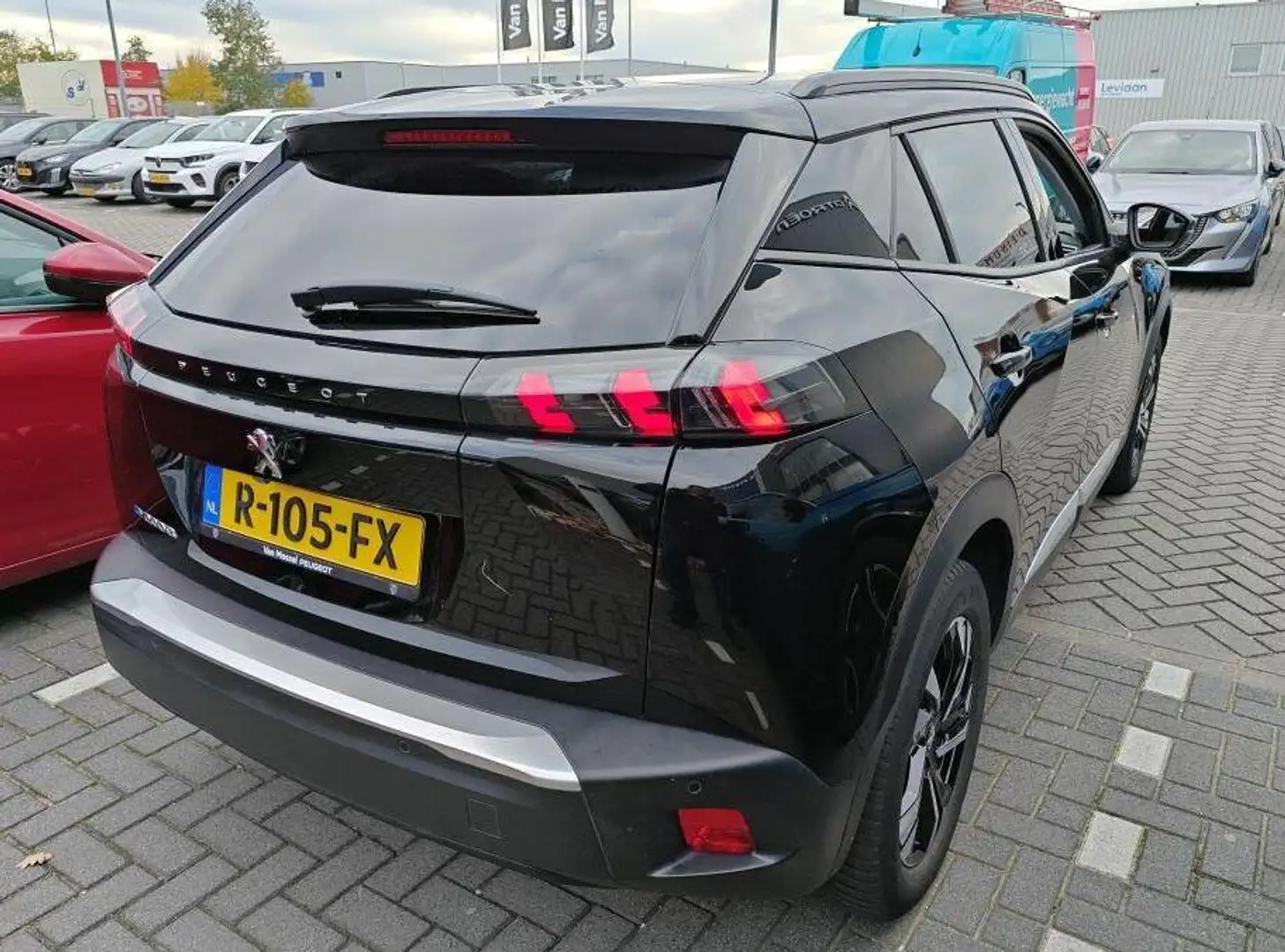 Peugeot e-2008 EV Active Pack 50 kWh Schwarz - 2