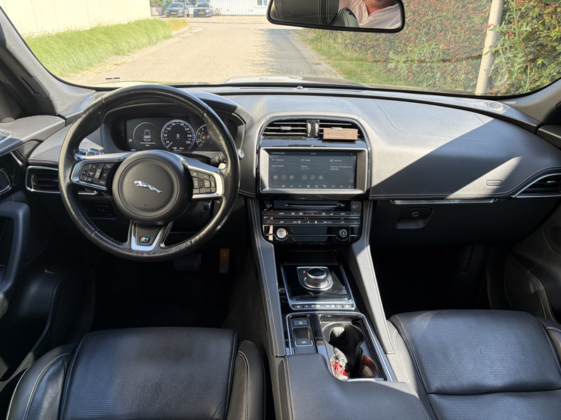 Jaguar F-Pace 2.0 Portfolio AWD 25t / AUTOMAAT / PANORAMADAK / M — photo 3