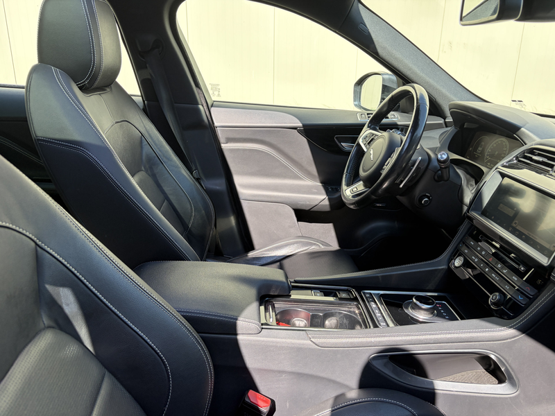 Jaguar F-Pace 2.0 Portfolio AWD 25t / AUTOMAAT / PANORAMADAK / M — photo 28