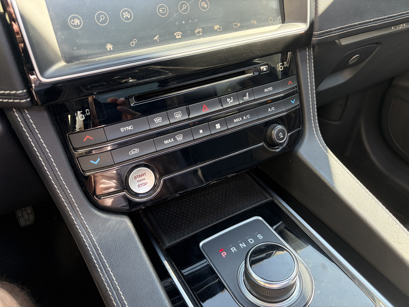 Jaguar F-Pace 2.0 Portfolio AWD 25t / AUTOMAAT / PANORAMADAK / M — photo 14