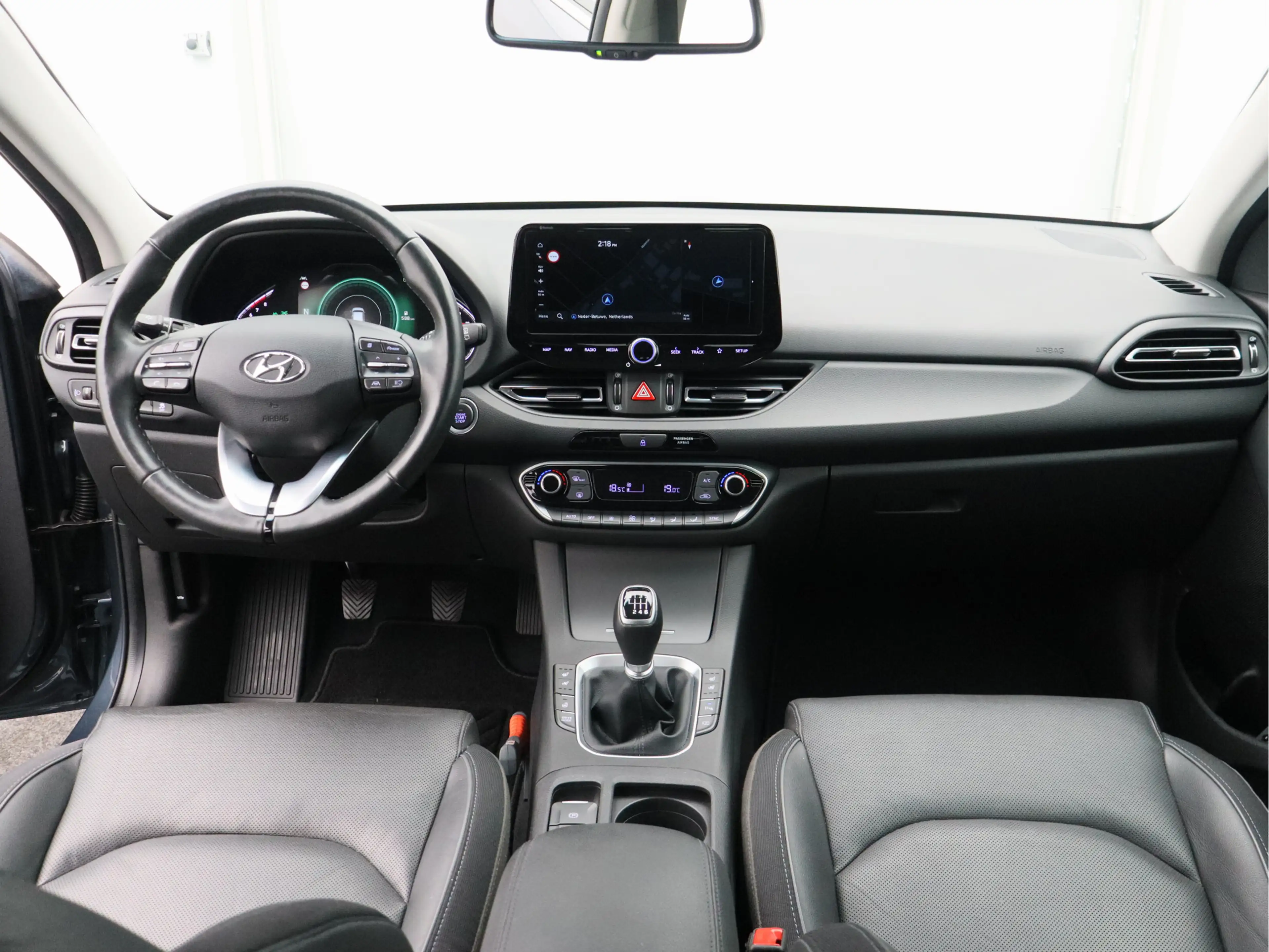 Hyundai i30 Wagon 1.5 T-GDi MHEV Premium/ lage km/ trekhaak af — photo 2