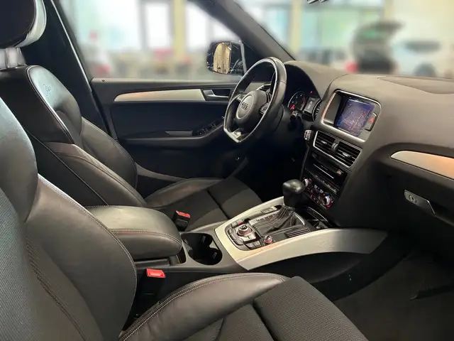 Audi Q5 view 12