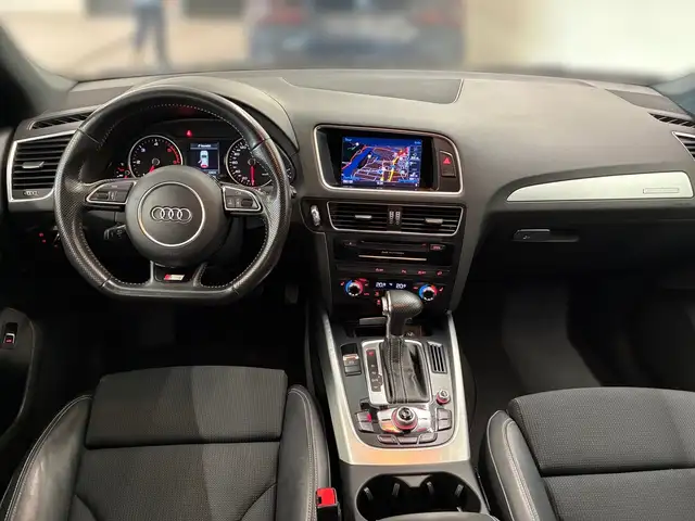 Audi Q5 view 9