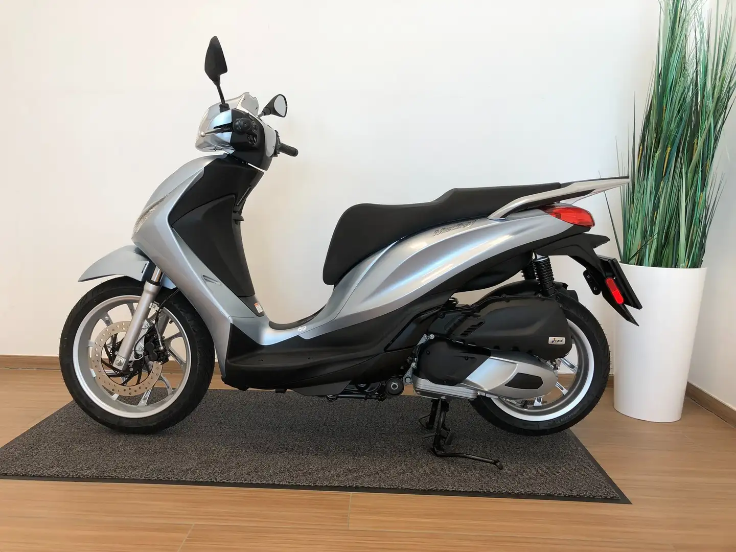 Piaggio Medley 125 Gris - 2