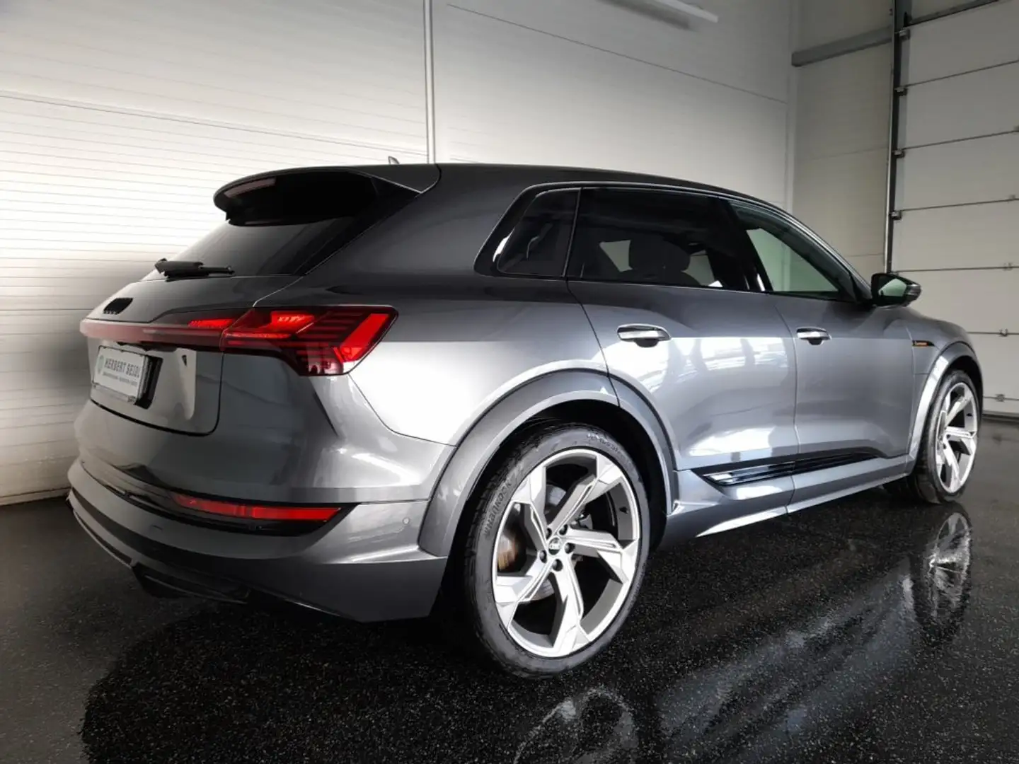 Audi e-tron S 95 QUATTRO S-LINE BLACK *NP: € 120.168,- / DIGITALER MATRIX-LED / LEDER INDIVIDUAL MIT SITZBELÜFTUNG / 22 ZOLL* Grau - 2