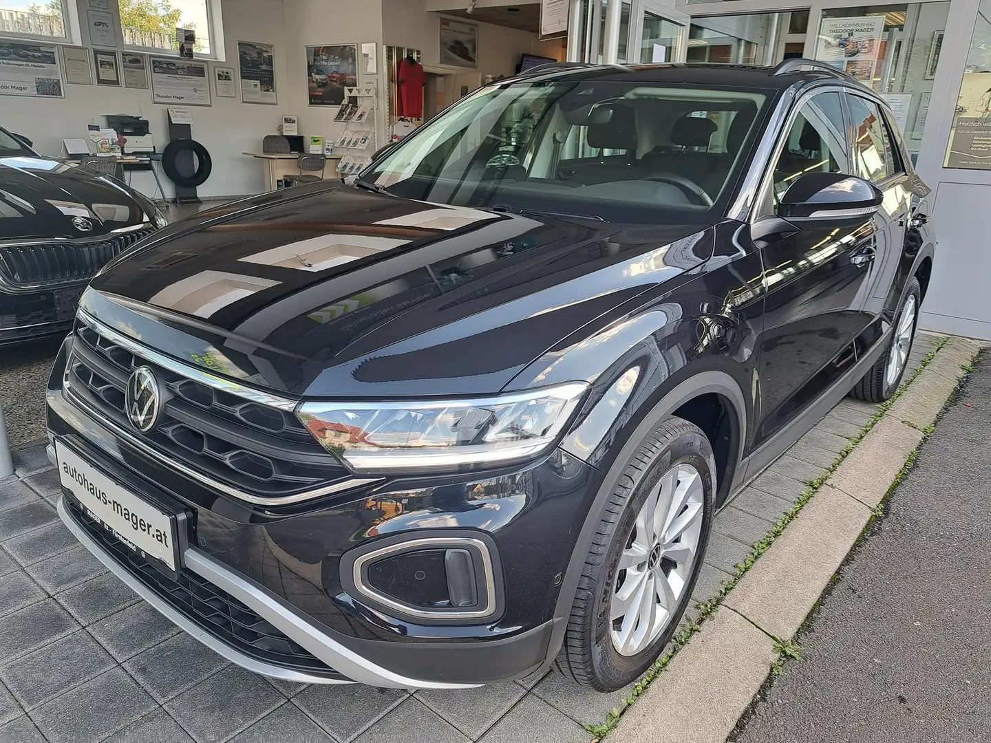 Volkswagen T-Roc Life TSI Zwart - 1