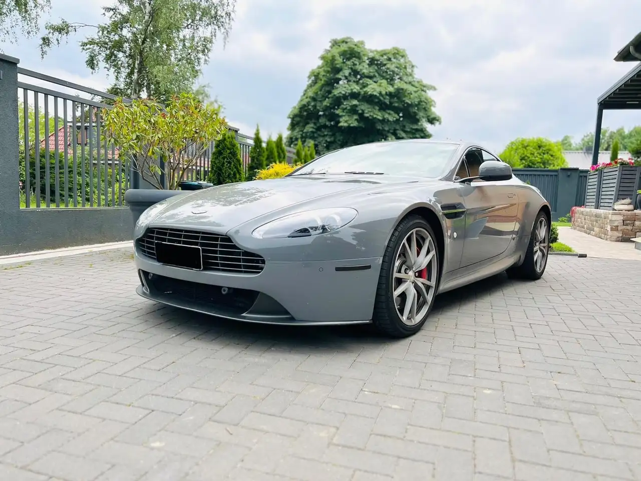 Aston Martin V8