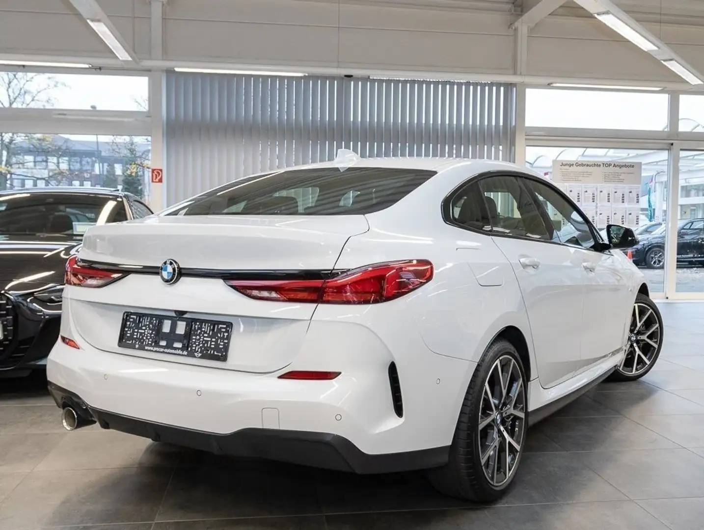 BMW 218 i M Sport DAB LED WLAN RFK Tempomat Shz Wit - 2