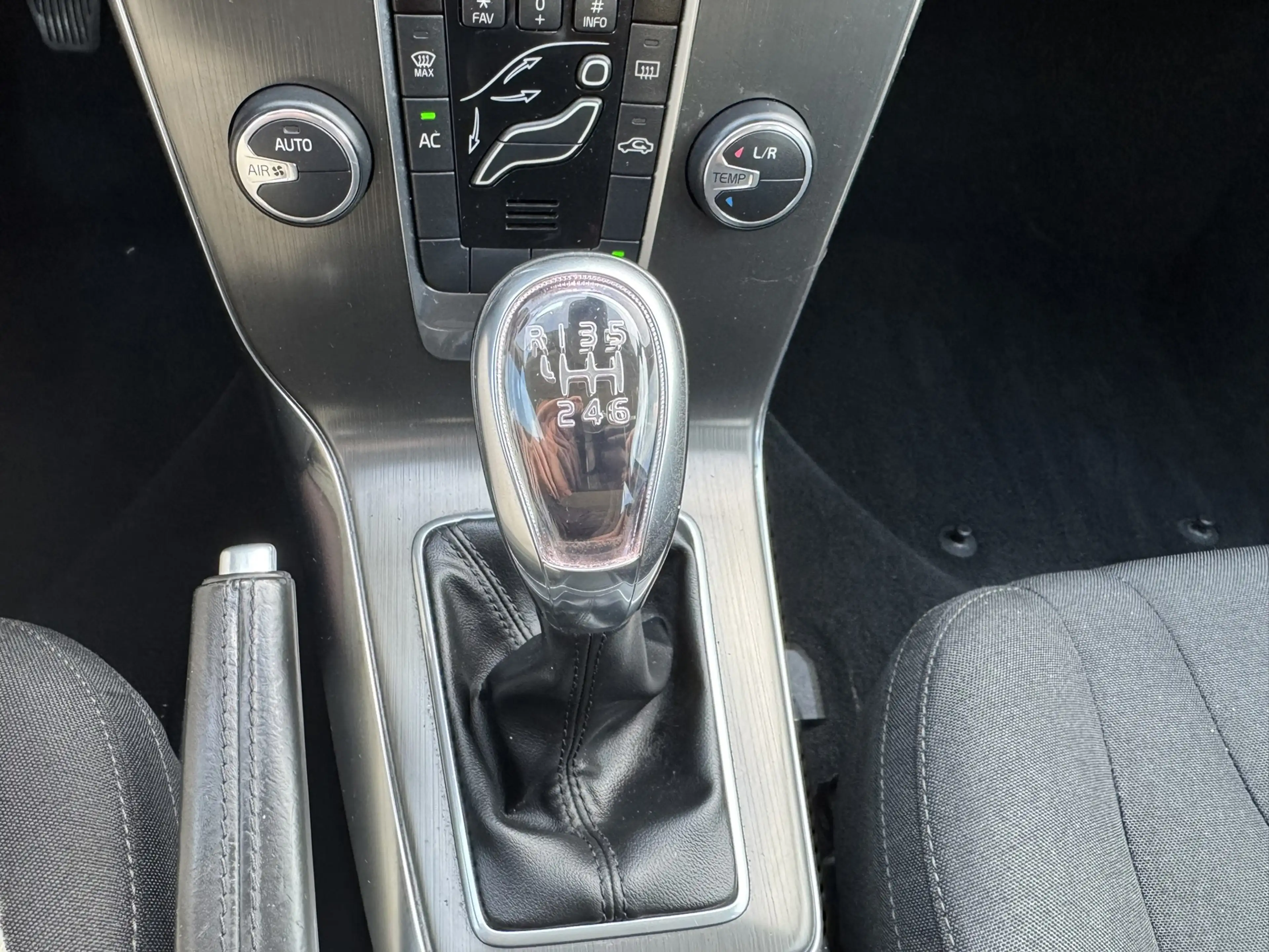 Volvo V40 Cross Country 1.6 T4 Kinetic Clima Navi 180PK City-Safe Lichtmet — photo 8