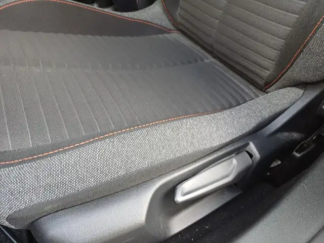Peugeot 208 view 5