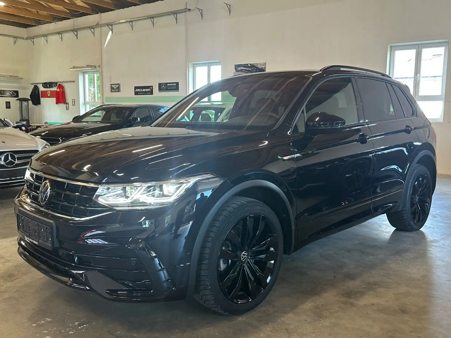 Volkswagen Tiguan R-Line 4Motion Schwarz - 1