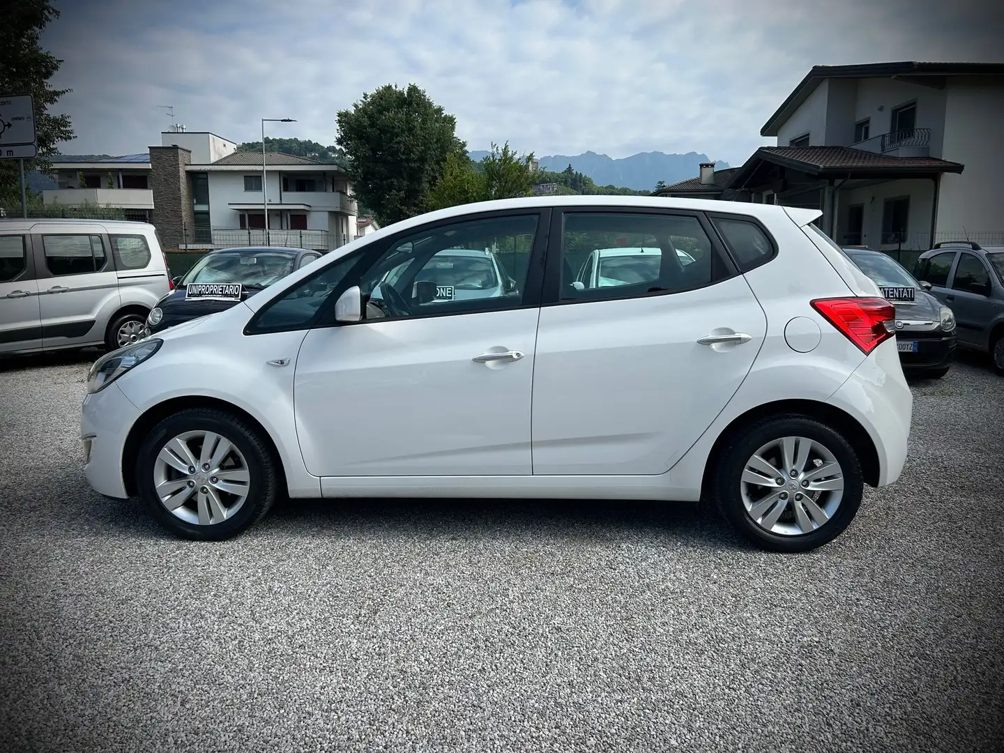 Hyundai iX20 1.4 crdi UNIPROPRIETARIO-NEOPATENTATI Bianco - 2