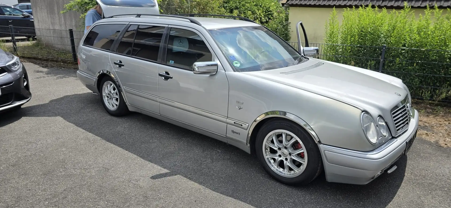 Mercedes-Benz E 240 T Avantgarde Grau - 1