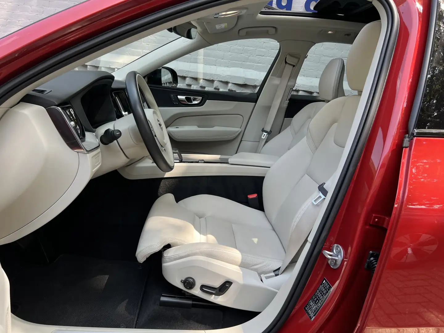 Volvo XC60 2.0 T6 Plug-in hybrid AWD Plus Dark LONGE RANGE Tr Rood - 2