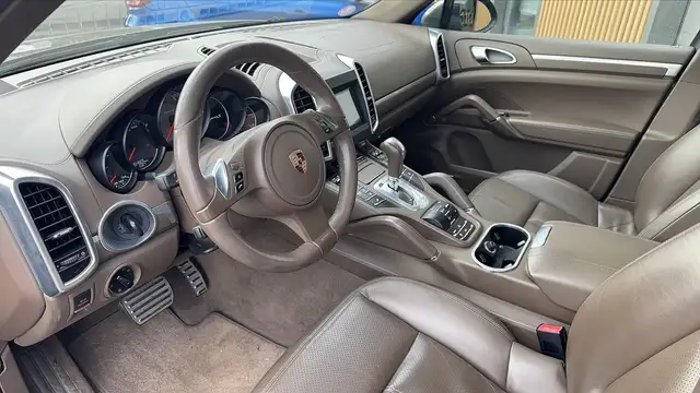 Porsche Cayenne view 8
